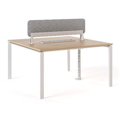 2인 쌍면 작업장 케이블 관리 화면과 함께 직원 책상 현대 스타일